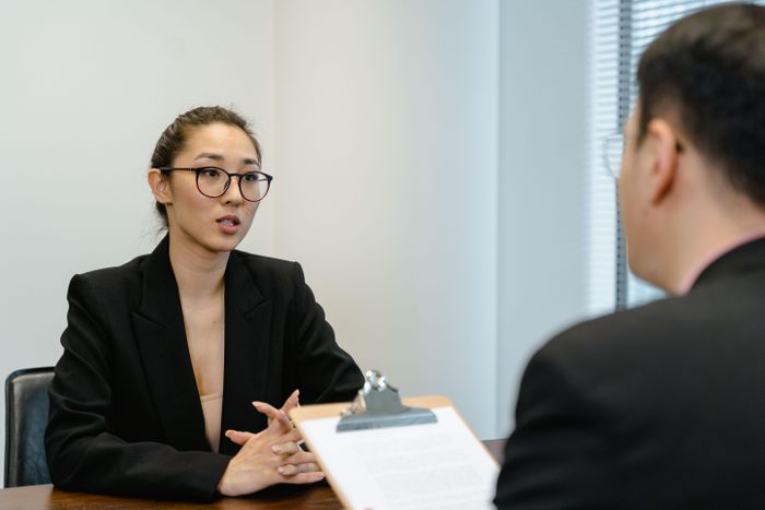 Nhiều người trẻ vẫn muốn thăng tiến, nhưng không muốn đánh đổi bằng áp lực làm quản lý. Ảnh minh họa: MART PRODUCTION/Reuters.