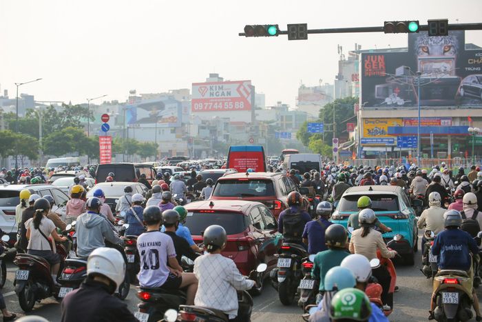  Dù đèn tín hiệu đã chuyển xanh nhưng dòng phương tiện vẫn ùn ứ tại giao lộ Trường Chinh - Cộng Hòa. 