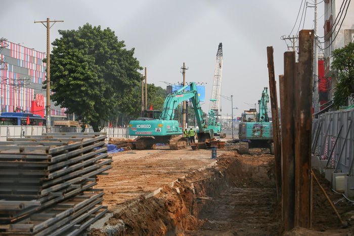  Ngoài khu vực Tân Sơn Nhất, thời gian tới một số tuyến đường trung tâm như Cách Mạng Tháng Tám, Nguyễn Thị Minh Khai... cũng được rào chắn, điều chỉnh một chiều tại một số đoạn để thi công metro. Thời gian và phạm vi rào chắn sẽ được chủ đầu tư, nhà thầu căn cứ tình hình thực tế. 