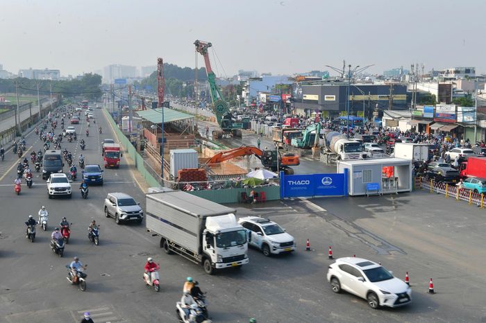  Đến hơn 8 giờ sáng, giao thông qua khu vực vẫn ùn ứ kéo dài nhưng giảm nhẹ hơn so với ngày hôm trước. 