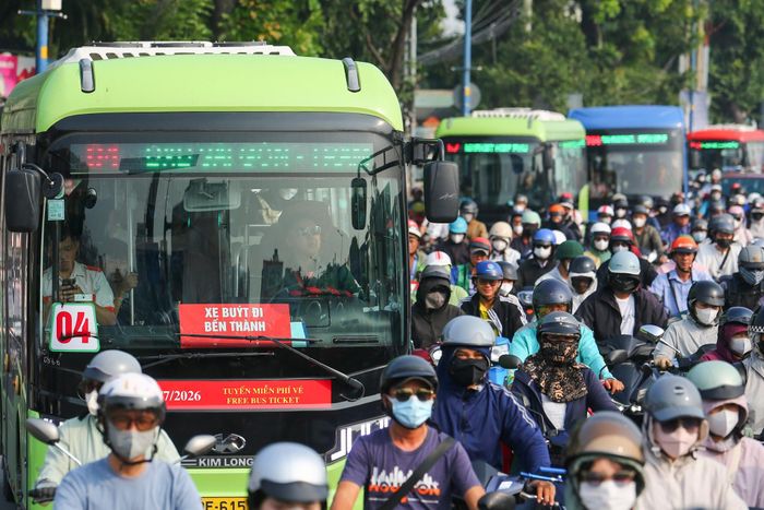  Hàng dài xe buýt nhích từng chút một tại khu vực mũi tàu Trường Chinh - Cộng Hòa. 