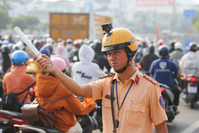  Đại diện Đội CSGT Tân Sơn Nhất cho biết, từ 6h, lực lượng của đơn vị có mặt tại giao lộ Trường Chinh - Cộng Hòa để điều tiết giao thông, hướng dẫn phương tiện lưu thông trong cao điểm buổi sáng. Cảnh sát giao thông được bố trí tại khu vực giao lộ và điều tiết phương tiện theo tình hình thực tế. 