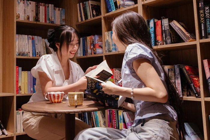  Theo nghiên cứu, đọc sách cùng người khác cũng mang lại nhiều lợi ích qua những tương tác xã hội. Ảnh: Phương Lâm. 