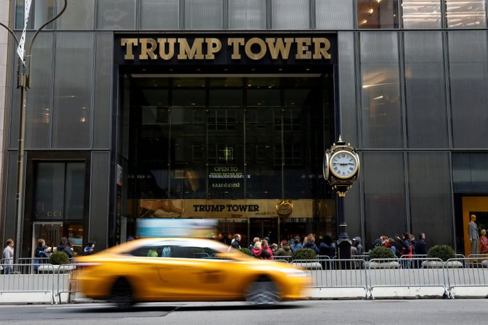 Bên ngoài lối vào Đại lộ số 5 của tòa Trump Tower tại New York (Mỹ). Ảnh: Reuters.