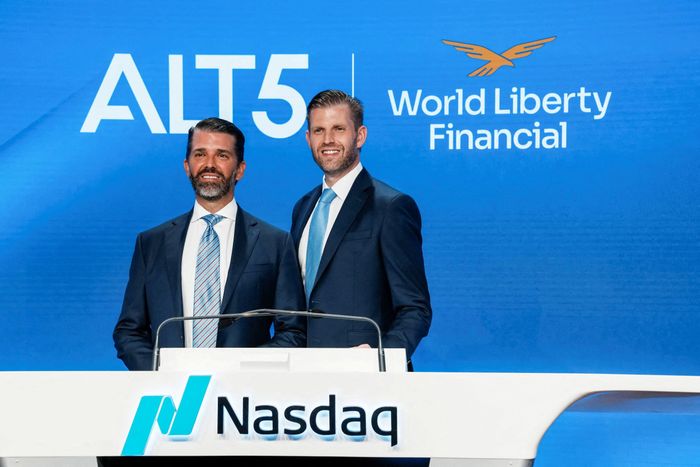 Donald Trump Jr. và Eric Trump tại khai mạc phiên giao dịch tại sàn Nasdaq ở New York (Mỹ) ngày 13/8/2025, nhân dịp ALT5 hoàn tất đợt chào bán trị giá 1,5 tỷ USD và công bố chiến lược dự trữ $WLFI. Ảnh: Reuters.
