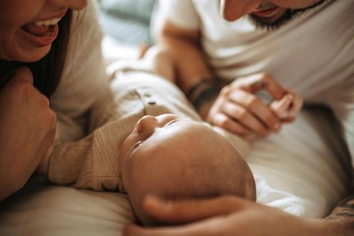 Trẻ sơ sinh bú mẹ thường cần bú theo nhu cầu, khoảng 8-12 lần mỗi ngày. Ảnh: Unsplash.
