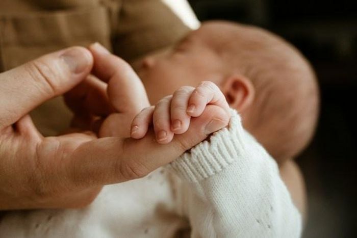 Giai đoạn sơ sinh chỉ kéo dài vài tuần, nhưng đòi hỏi cha mẹ dành nhiều thời gian ôm ấp, cho ăn và dỗ dành bé. Ảnh: Unsplash.