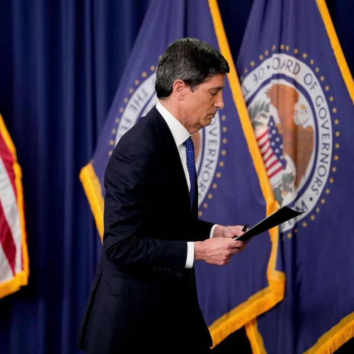  Chủ tịch Fed Kevin Warsh rời cuộc họp báo hôm 16/9 sau khi ngân hàng trung ương công bố quyết định lãi suất. Ảnh: Bloomberg. 