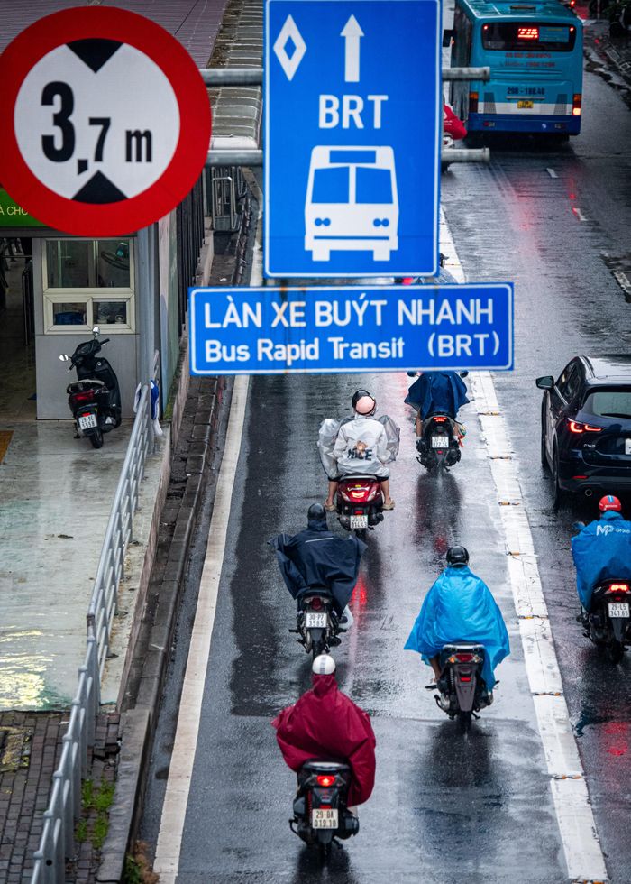  Tuyến buýt nhanh BRT Kim Mã - Yên Nghĩa dài gần 15 km, đi vào hoạt động từ đầu năm 2017, có ba làn xe mỗi chiều, trong đó một làn riêng cho BRT và hai làn hỗn hợp. Sau gần 10 năm vận hành, việc dành riêng một làn cho BRT trên tuyến đường đã để lại nhiều tranh cãi khi hiệu quả không đạt kỳ vọng, làm trầm trọng hơn tình trạng tắc đường vào giờ cao điểm. 