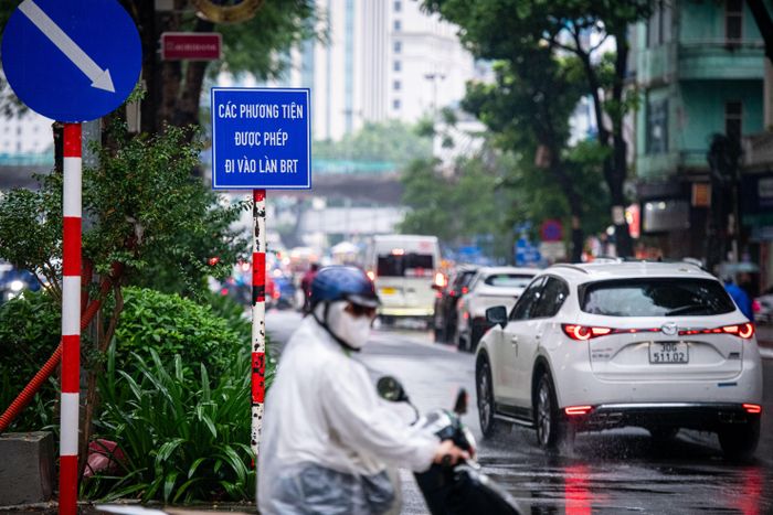  Trên đường Láng Hạ đoạn gần công trường cầu vượt, lực lượng chức năng lắp đặt biển báo các phương tiện được phép đi vào làn BRT. Các loại phương tiện cũng được phép lưu thông vào làn BRT theo chiều Giảng Võ - Láng Hạ, đoạn từ đường Trần Huy Liệu đến số 8 Láng Hạ. 