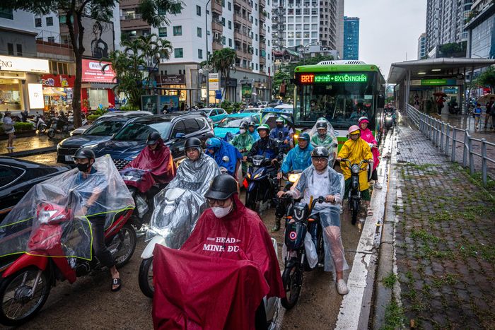  Phương án điều chỉnh tổ chức giao thông chỉ cho phép các phương tiện lưu thông vào làn BRT tới số 8 Láng Hạ. Tuy nhiên, dòng phương tiện vẫn nối đuôi nhau chật kín trong làn BRT tới đường Lê Văn Lương, gây khó khăn cho các tuyến xe buýt BRT đang hoạt động. 