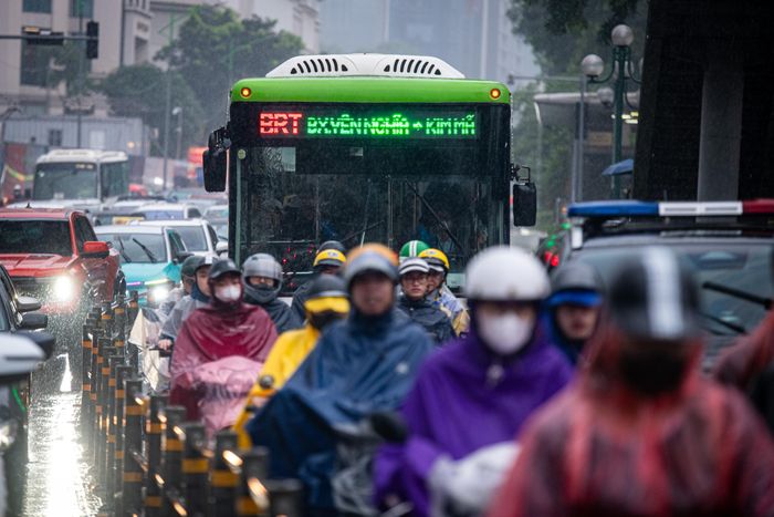  Các phương tiện đi vào làn BRT trong ngày đầu triển khai chủ yếu là xe máy. Việc điều chỉnh tuy đã giảm thiểu ùn tắc tại khu vực nút giao Láng Hạ - Giảng Võ - La Thành, nhưng mật độ phương tiện tăng cao vào khung giờ cao điểm chiều 16/9 vẫn gây khó khăn cho người tham gia giao thông, đặc biệt là các tuyến xe buýt BRT khi nhiều phương tiện tràn vào làn ưu tiên của mình. 