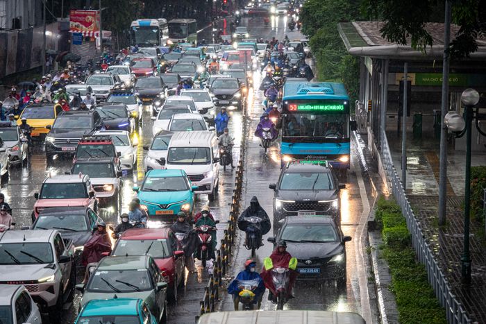  Theo phương án mới, các phương tiện được phép đi vào làn BRT theo hướng Láng Hạ - Giảng Võ, đoạn từ số 8 Láng Hạ đến khu vực giao với đường Trần Huy Liệu. Hình ảnh tại đường Giảng Võ đoạn nút giao Trần Huy Liệu vào khung giờ cao điểm chiều 16/9. 