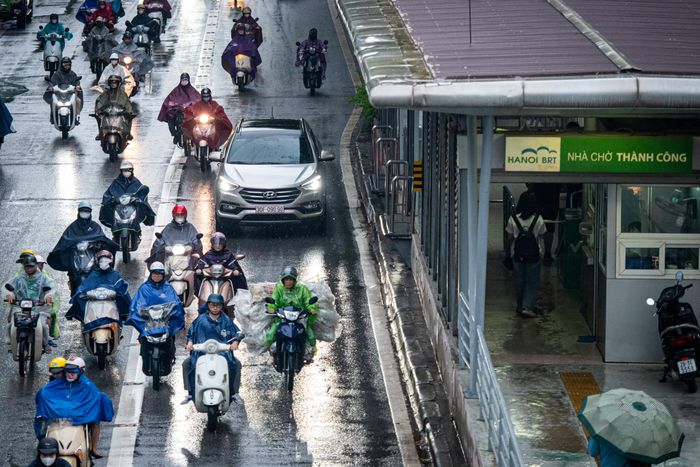  Trên đường Láng Hạ vào khung giờ cao điểm buổi chiều, ghi nhận giao thông thông thoáng, các phương tiện di chuyển tương đối thuận lợi. 