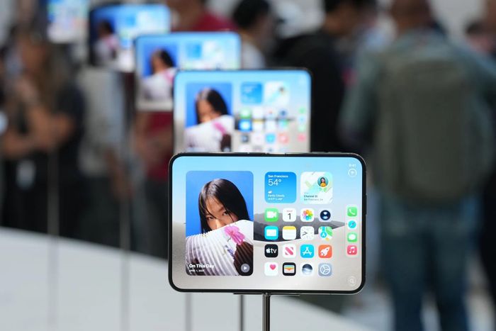 iPhone Duo được trưng bày tại sự kiện ngày 9/9 của Apple. Ảnh: Bloomberg.
