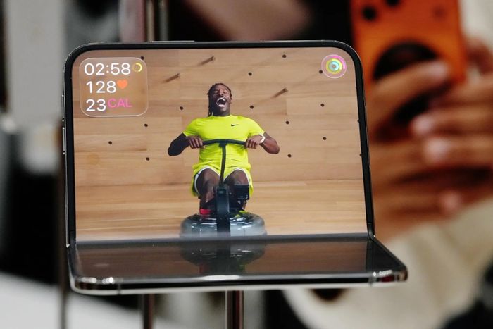 iPhone Duo với góc gập 90 độ. Ảnh: Bloomberg.