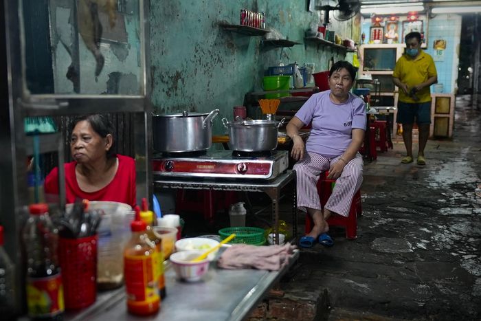  Bà Bửu Linh (áo tím), bà Liên (áo đỏ) là điểm tựa còn lại của anh Chí. 