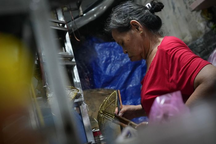  Bà Liên là người gắn bó với gia đình anh Chí lâu nhất. 