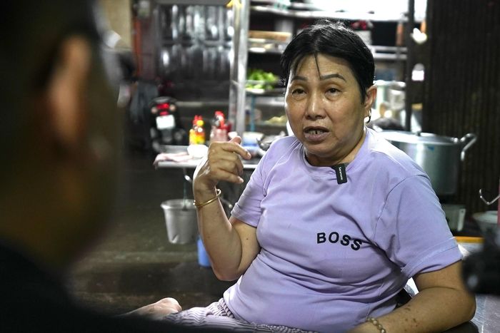 Anh Chí thường phụ những việc vừa sức mình như bưng bê, dọn dẹp. 