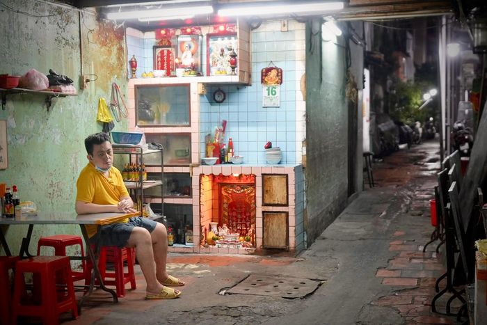  Anh Chí phụ việc trong quán hủ tiếu ở phường Chợ Lớn.