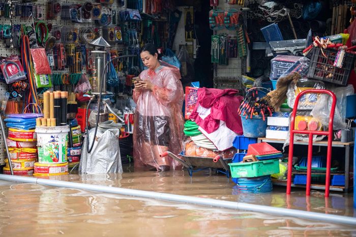 Mưa lớn ảnh hưởng việc kinh doanh của nhiều tiểu thương Hà Nội trong ngày 17/9. Ảnh: Đinh Hà.