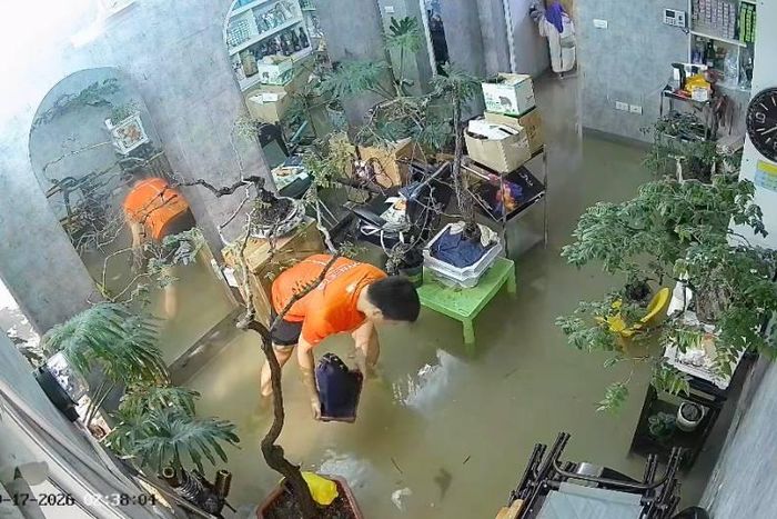 Anh Dũng trắng đêm canh nước, dọn quán vì mưa ngập. Ảnh: NVCC.