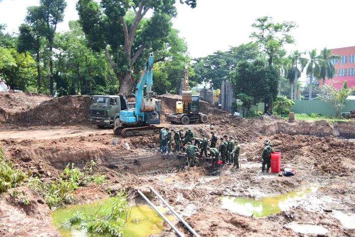 Lực lượng làm nhiệm vụ tìm kiếm, quy tập hài cốt liệt sĩ ở rãnh mộ 2, Khu A, Công viên Lê Thị Riêng ngày 17/9. Ảnh: Bộ Tư lệnh TP.HCM.