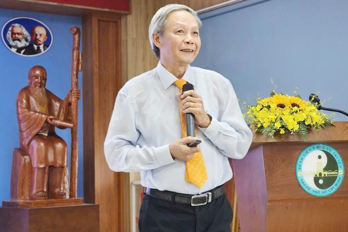  TS.BS Trịnh Hoài Nam, nguyên Phó Giám đốc Bệnh viện Y học cổ truyền Bộ Quốc Phòng báo cáo tại hội nghị. Ảnh: Nguyễn Thuận.