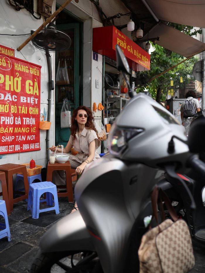 Vanessa nhanh chóng "hòa nhập" vào đời sống địa phương tại Hà Nội. 