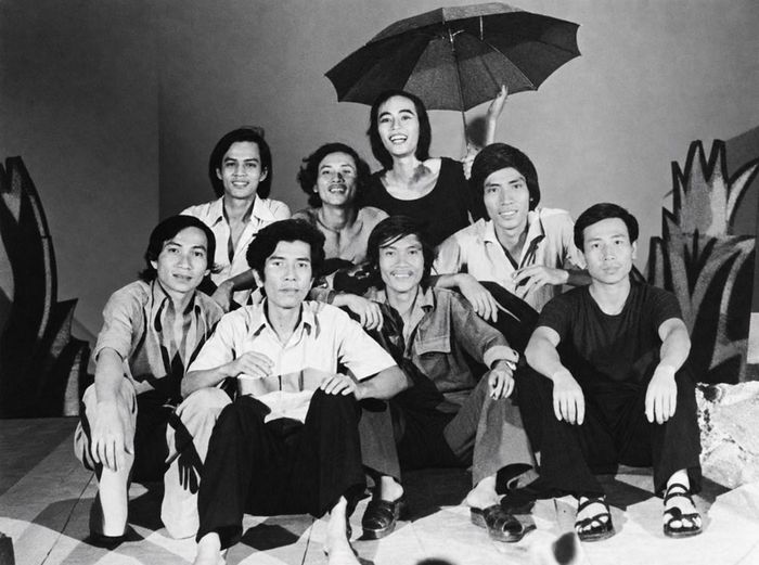 NSND Nguyễn Xuân Đàm chụp ảnh cùng đồng nghiệp. Ảnh: Hồ Thanh Thoan