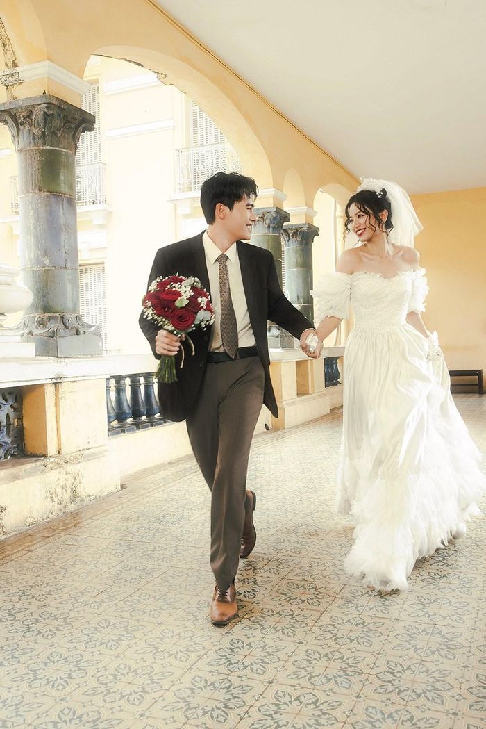 Võ Tấn Phát xuất hiện với hình ảnh chú rể trong bộ vest nâu, Lê Hạ Anh diện váy cưới trắng