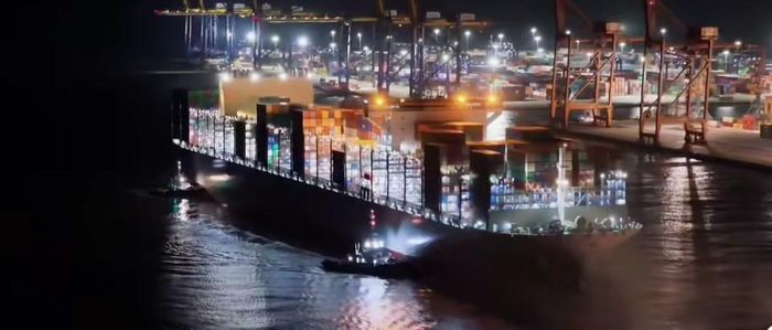 Cảng container về đêm