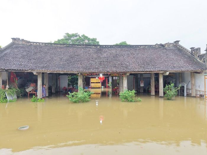 Nhiều di tích, đền thờ, đình ở ngoài đê sông Hoàng Long hầu như đã bị nước lũ dâng cao làm ngập