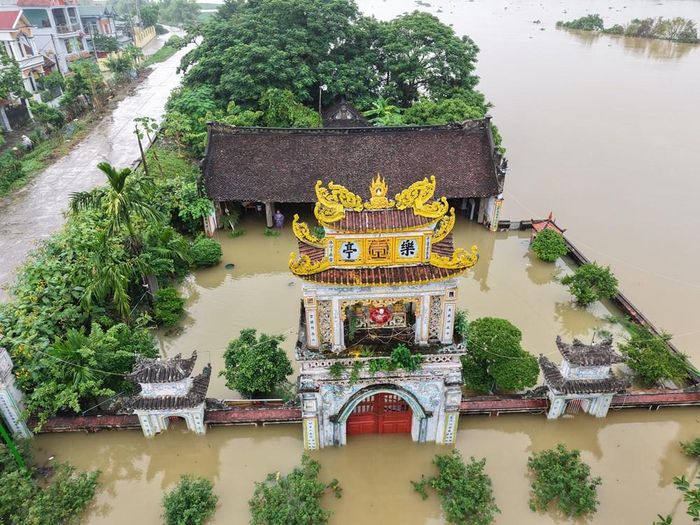 Toàn cảnh đình Đông (xã Gia Phong) bị ngập bởi nước lũ