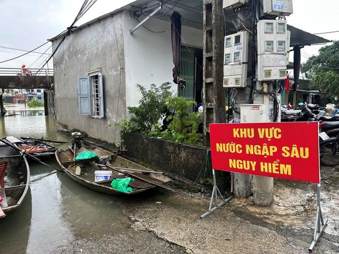 Biển cảnh báo được đặt tại các khu vực nước ngập sâu