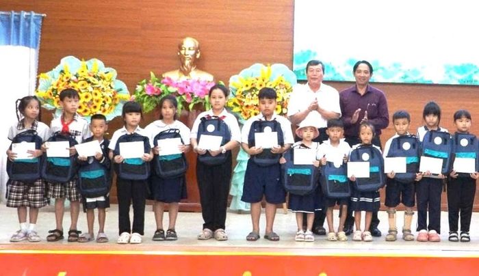 Các đơn vị và cá nhân trao học bổng cho học sinh khó khăn, hiếu học ở vùng biên giới Hồng Ngự