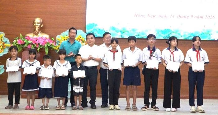 Các mạnh thường quân nhận đỡ đầu cho 10 học sinh hoàn cảnh khó khăn, neo đơn