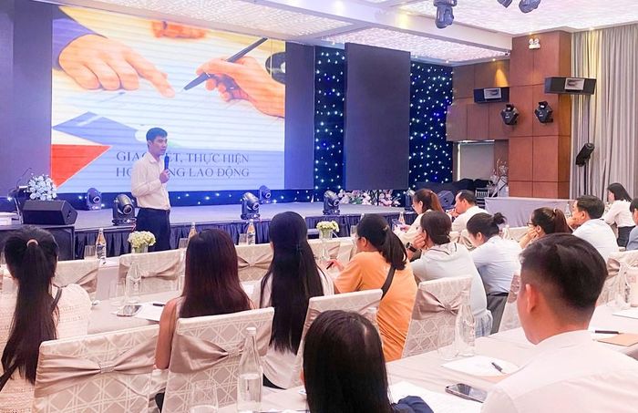 Đại diện Sở Nội vụ phổ biến quy định pháp luật về lao động và sử dụng lao động trong doanh nghiệp kinh doanh dịch vụ lữ hành