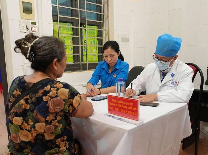 Bác sĩ thăm khám, tư vấn sức khỏe cho người dân xã Mường Nhé. Ảnh: CDC Điện Biên