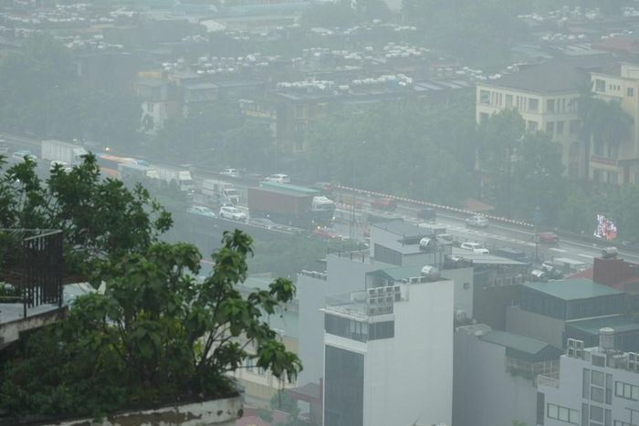 Dòng xe cộ di chuyển trong tiết trời mù mịt