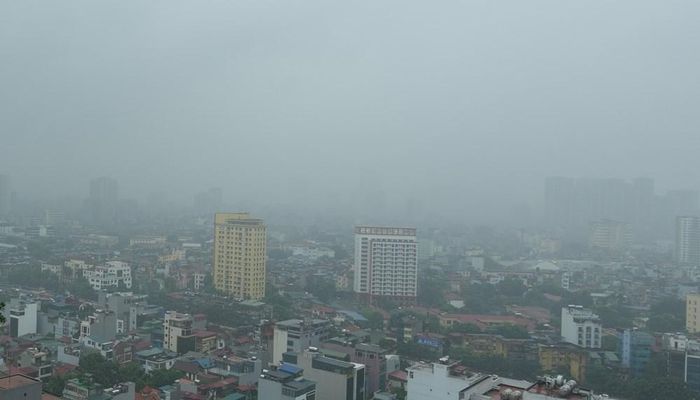 Mưa lớn làm giảm tầm nhìn, dòng phương tiện phía dưới hiện mờ sau màn nước