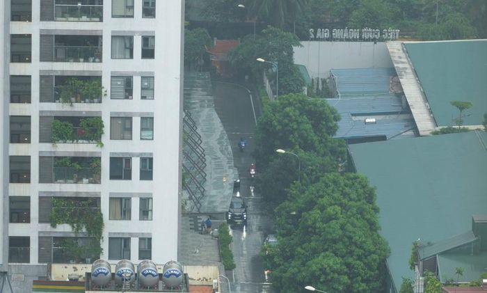 Mặt đường bóng nước, mưa phủ kín lối đi giữa các khu nhà cao tầng Khi mưa ngớt, thành phố dần hiện trở lại dưới lớp mây xám vẫn bao phủ