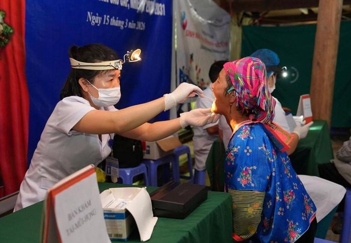 Việc tổ chức khám, tư vấn sức khỏe tại cơ sở góp phần phát hiện sớm các vấn đề sức khỏe trong cộng đồng. Ảnh: CDC Điện Biên