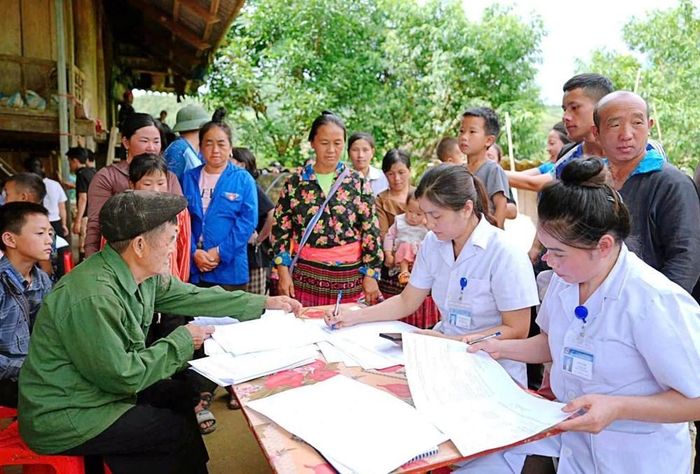 Hoạt động khám, tư vấn sức khỏe giúp người dân vùng sâu, vùng xa tiếp cận dịch vụ chăm sóc sức khỏe thuận lợi. Ảnh: CDC Điện Biên