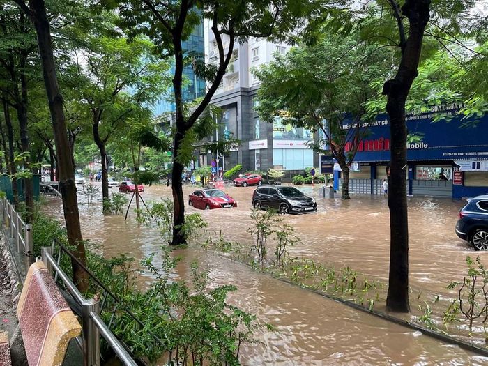 Nước ngập tại nhiều tuyến đường cản trở việc di chuyển của các phương tiện