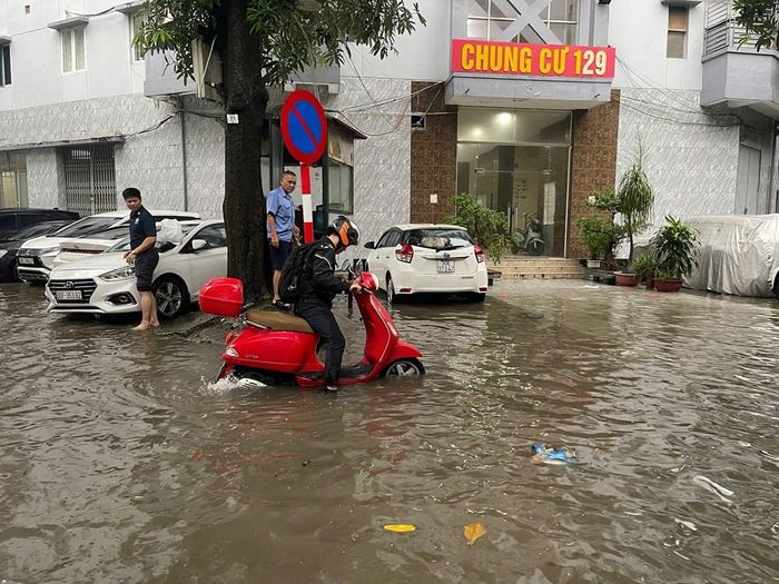 Nhiều khu vực ngập ảnh hưởng đến việc đi lại và sinh hoạt của người dân