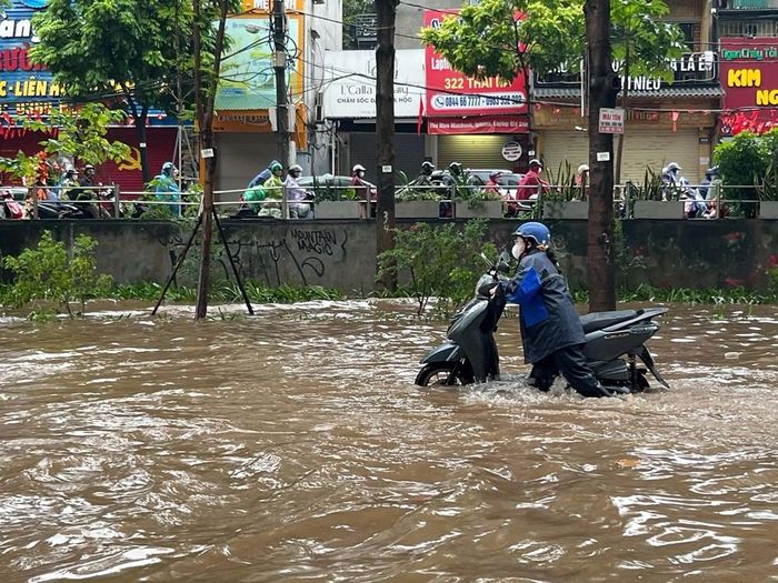 Nhiều xe máy bị hư hỏng khi đi qua các tuyến đường bị ngập