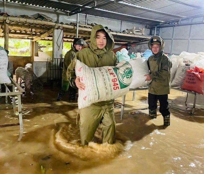 Lực lượng công an hỗ trợ người dân di dời tài sản
