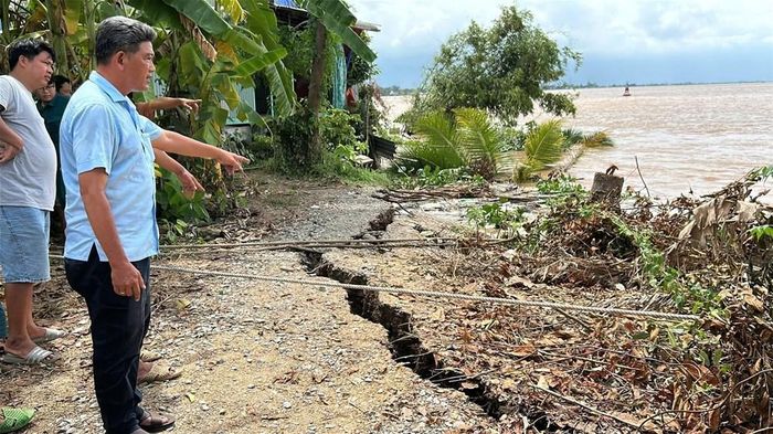Lãnh đạo xã đảo Mỹ Hòa Hưng kiểm tra khu vực sạt lở trên địa bàn xã