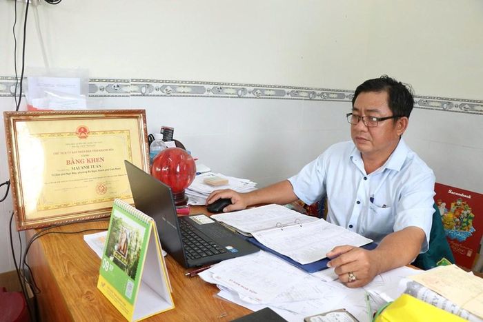 Ông Mai Anh Tuấn, Tổ trưởng tổ dân phố Ngô Mây trong giờ làm việc tại trụ sở Ban quản lý tổ dân phố